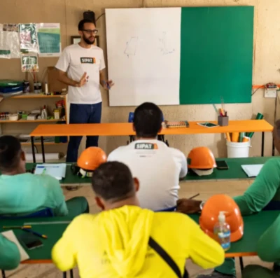 Escolas em canteiros mudam a vida de trabalhadores e elevam resultados da construção em Goiás