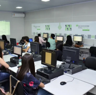 Goiás abre 339 vagas em cursos gratuitos de tecnologia com foco em jovens e mulheres