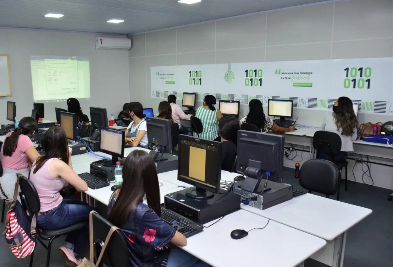 Goiás abre 339 vagas em cursos gratuitos de tecnologia com foco em jovens e mulheres