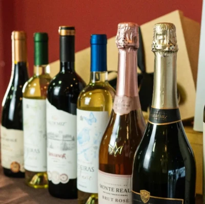 Verão muda o ritmo da mesa e transforma o vinho no protagonista dos dias ao ar livre. Vinhos SA