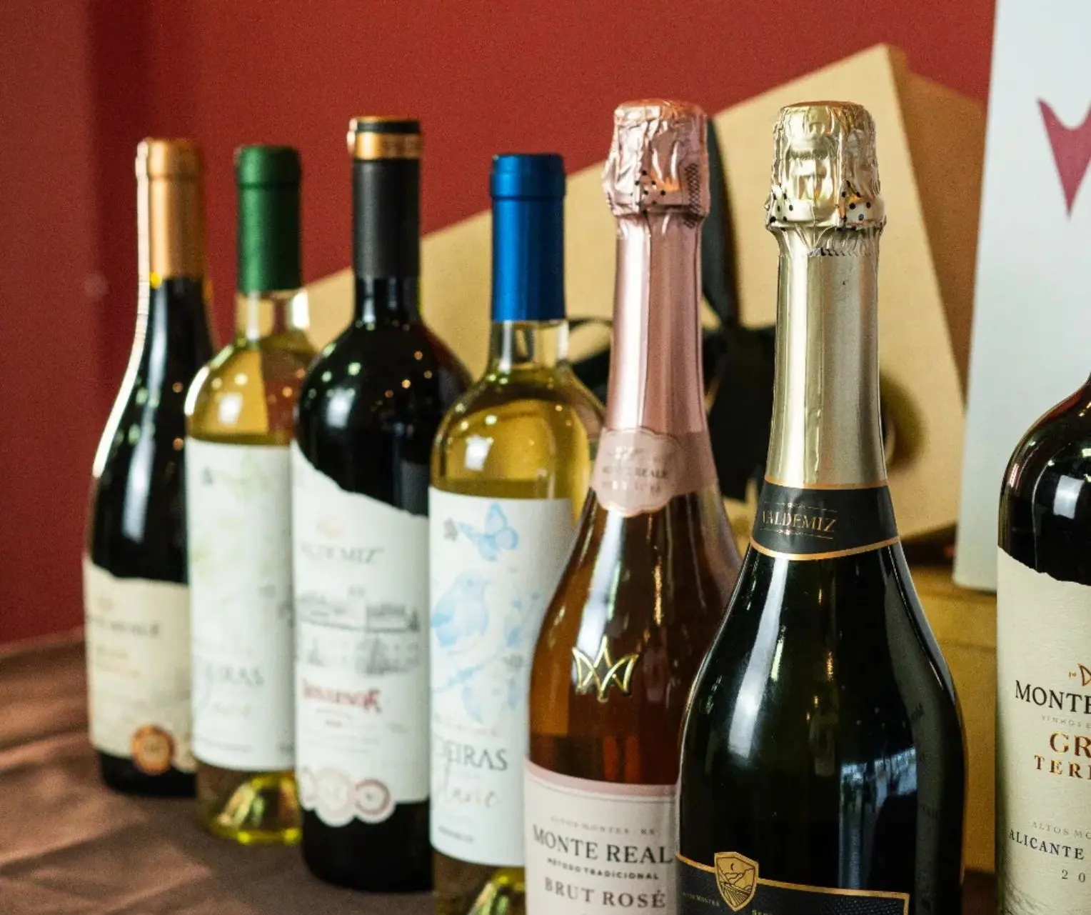 Verão muda o ritmo da mesa e transforma o vinho no protagonista dos dias ao ar livre. Vinhos SA