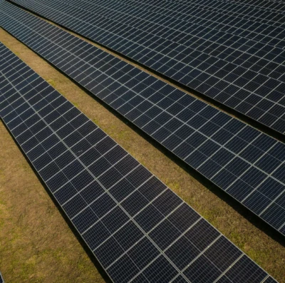 Empresas aceleram aposta em energia solar e investem R$ 9,6 bilhões em geração própria ao longo de 2025
