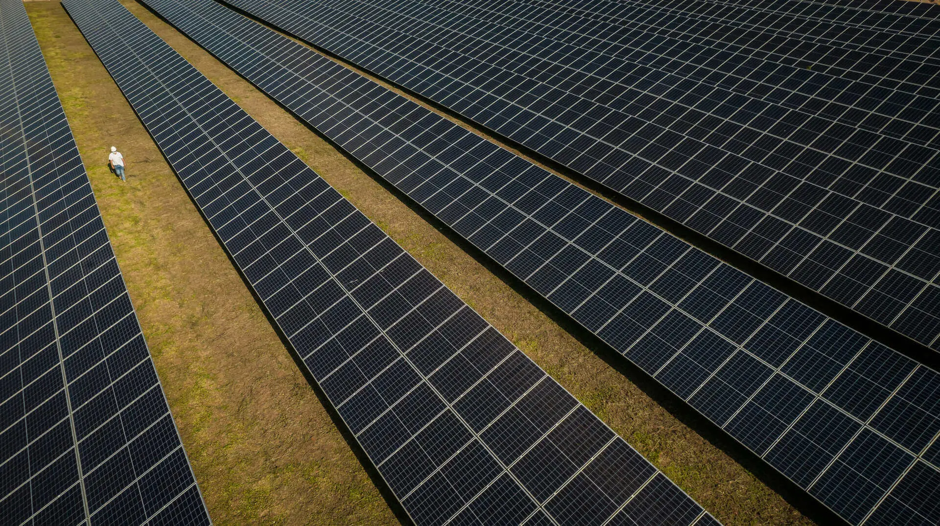 Empresas aceleram aposta em energia solar e investem R$ 9,6 bilhões em geração própria ao longo de 2025