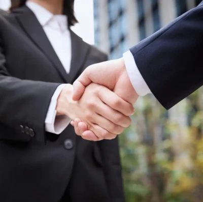 Franquias de idiomas disparam em 2025 e atraem 42% dos profissionais que querem mudar de carreira