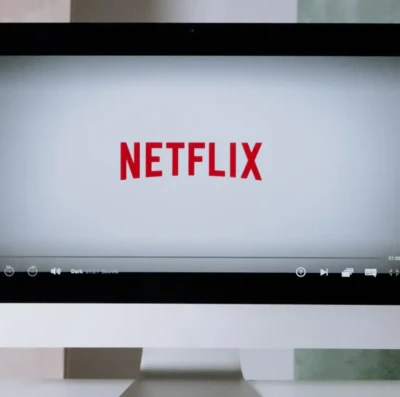 Netflix desiste da Warner Bros. e ações disparam após oferta bilionária da Paramount Skydance