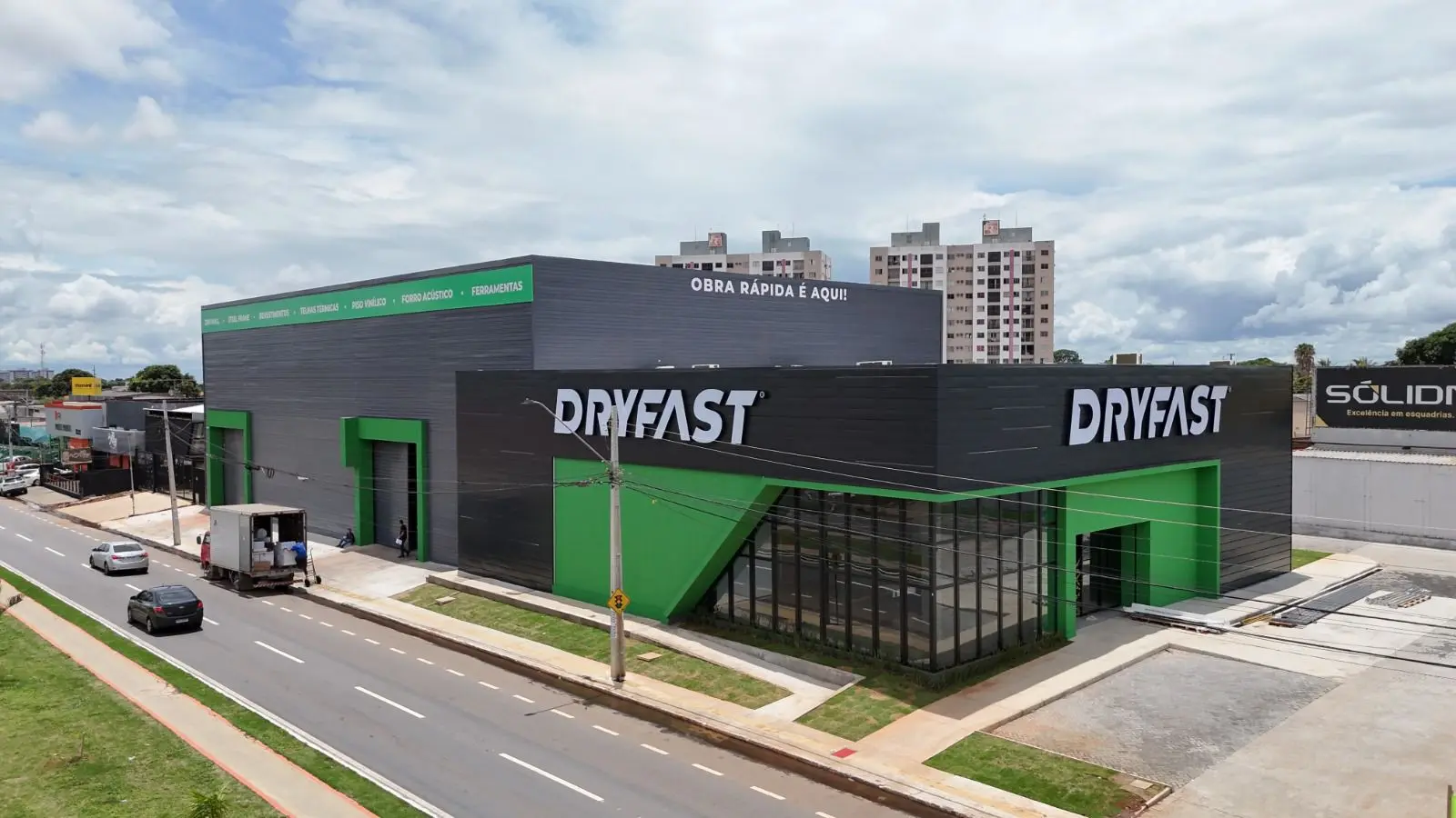Primeiro drive-thru de construção a seco do Brasil nasce em Goiás e promete mudar rotina dos canteiros