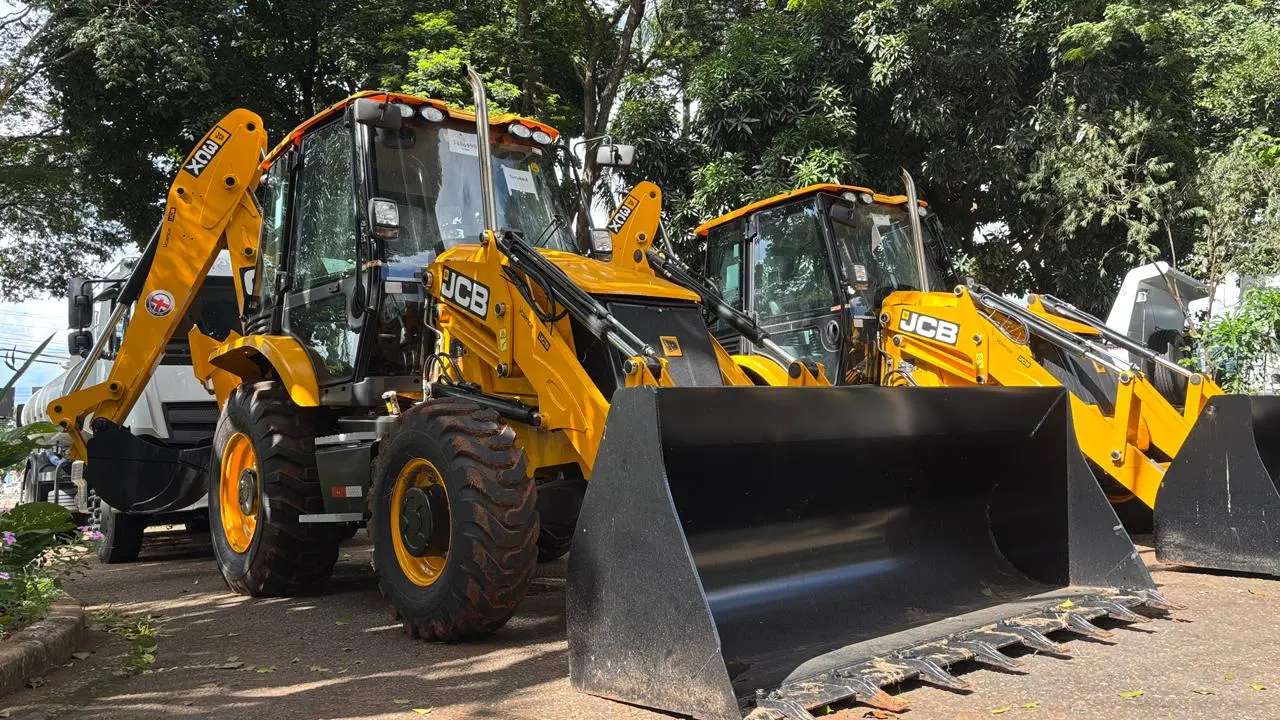 Goiás entrega 26 máquinas a 23 municípios e injeta R$ 8,5 milhões no campo