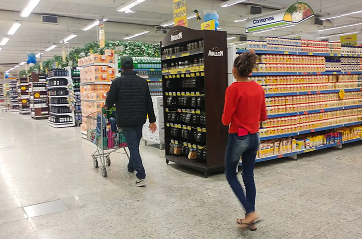 Varejo brasileiro bate novo recorde e cresce em fevereiro de 2026, aponta IBGE