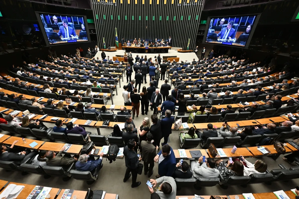 Fim da escala 6x1 avança no Congresso após aprovação histórica na Câmara