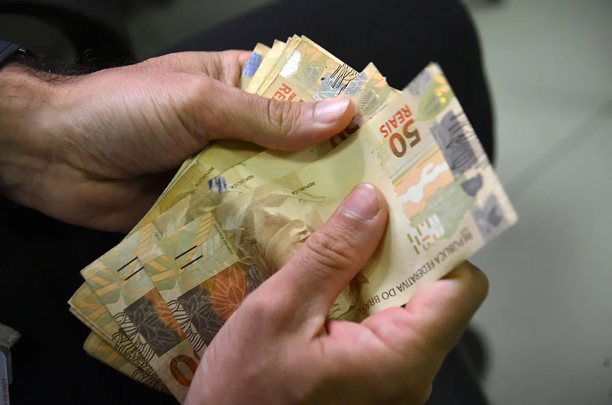 Renda média do brasileiro bate recorde histórico em 2025 e atinge maior nível desde 2012