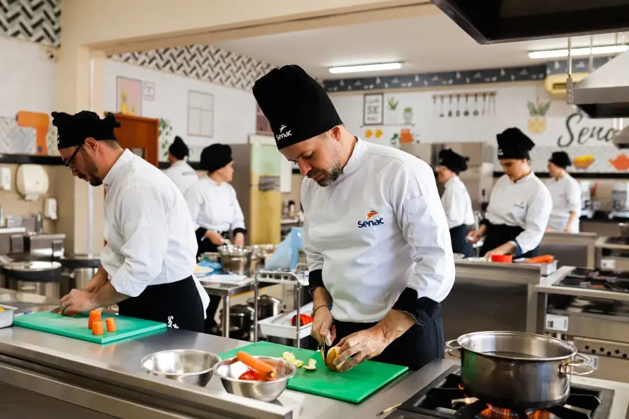 Emprega Mais abre vagas gratuitas em gastronomia com auxílio de R$ 50 em Goiânia