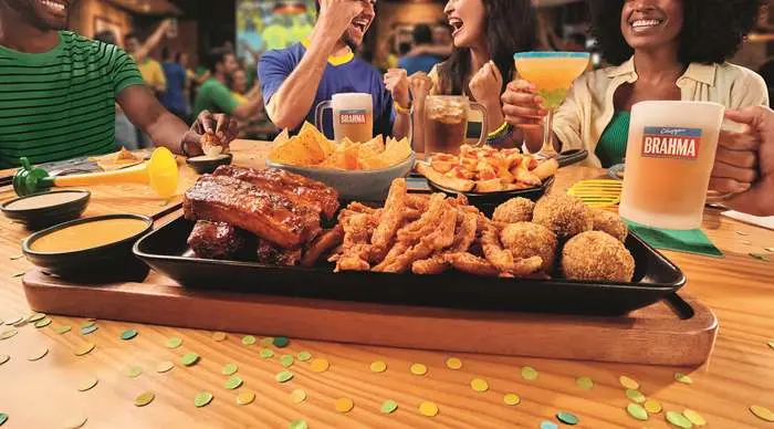 Outback aposta no futebol e lança maior campanha da história da marca no Brasil