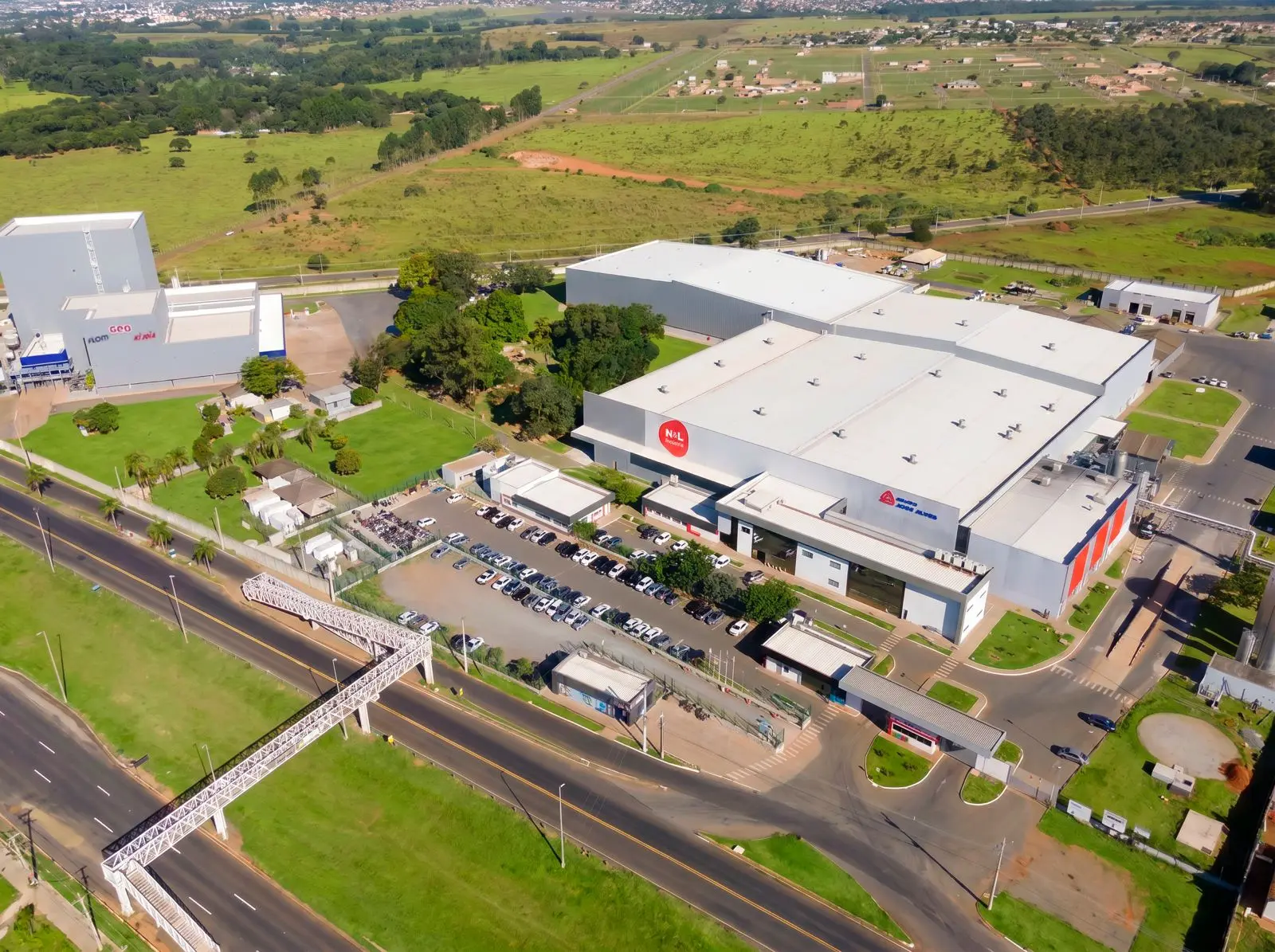 Nova fábrica de detergente em pó recebe R$ 150 milhões e amplia produção em Goiás