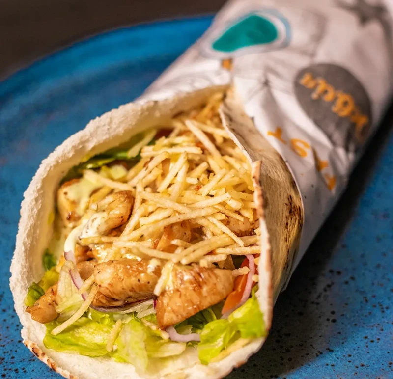 Shawarma ganha espaço em Goiânia com releitura inspirada no tradicional pit dog